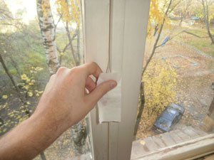 Утеплення деревяних вікон ватою і скотчем, поролоном, парафіном. Пазові ущільнення. Утеплення допомогою теплозберігаючою плівки