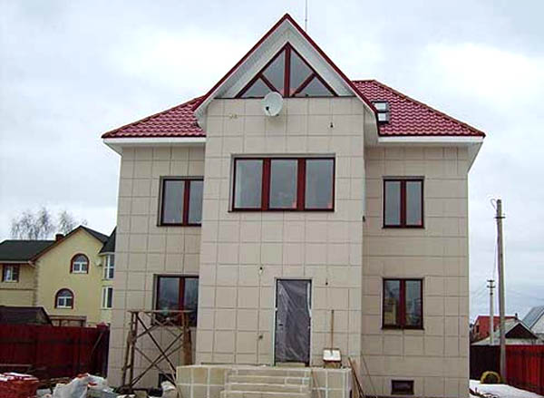 Облицювання фасадів заміських будинків: варіанти оздоблення