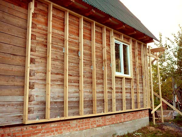 Виконуємо утеплення брусового будинку: монтаж утеплювача під сайдинг