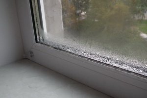 Чому потіють пластикові вікна і як це явище виключити