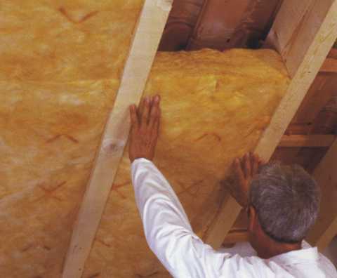 Теплоізоляція стін деревяного будинку. Підготовка поверхні. Настил утеплювача і монтаж на стіни