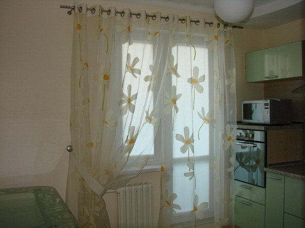 Оформлення вікна з балконними дверима: особливості і різні варіанти