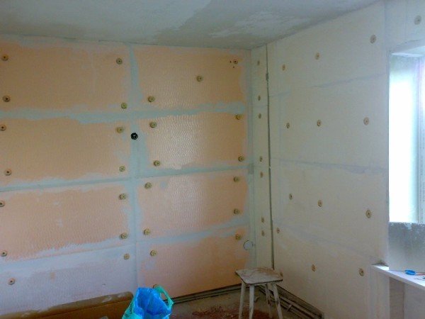 Як утеплити бетонну стіну зсередини пінопластом, мінеральною ватою, штукатуркою