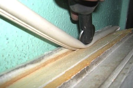 Утеплення деревяних вікон ватою і скотчем, поролоном, парафіном. Пазові ущільнення. Утеплення допомогою теплозберігаючою плівки