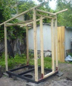 Як побудувати деревяний туалет для дачі своїми руками покрокова інструкція