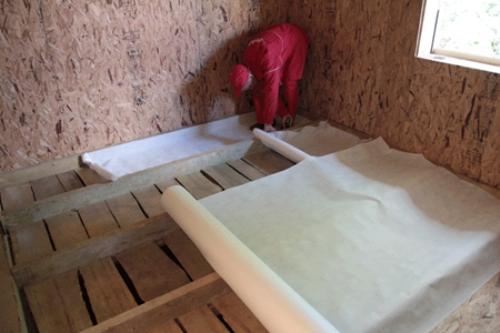 Теплоізоляція стін деревяного будинку. Підготовка поверхні. Настил утеплювача і монтаж на стіни