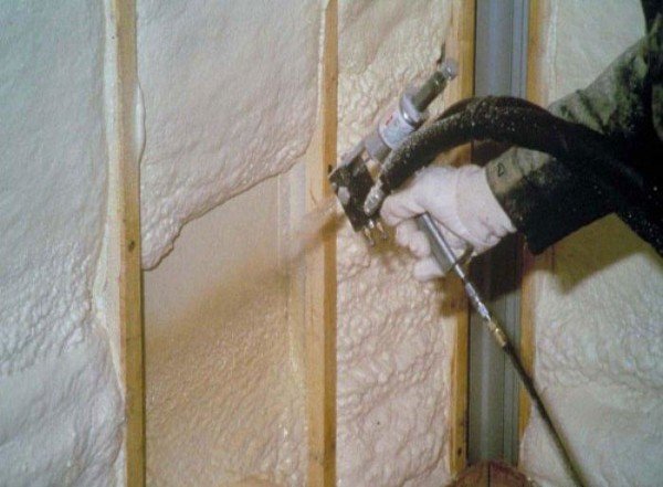 Як утеплити фундамент будинку зсередини і зовні