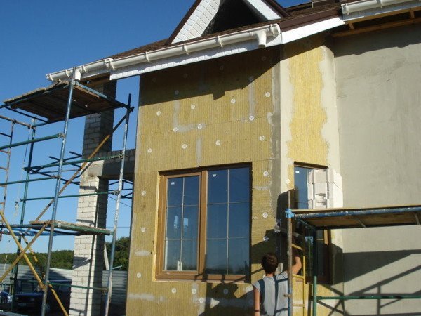 Оздоблення фасаду будинку пінопластом: утеплюються і вирівнюємо стіни