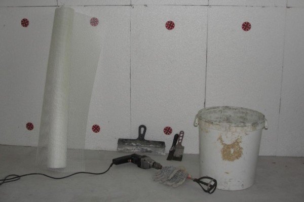 Як утеплити стіни пінопластом. Кріплення утеплювача. Обробка стиків листа. Нанесення вирівнюючого шару