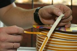 Утеплення деревяних вікон ватою і скотчем, поролоном, парафіном. Пазові ущільнення. Утеплення допомогою теплозберігаючою плівки