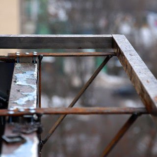Скління лоджії з виносом: особливості проведення робіт