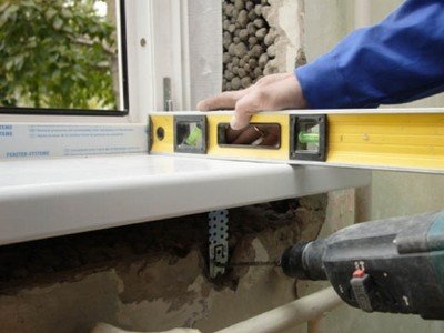 Як утеплити підвіконня. Вибір матеріалу для усунення щілини. Робота з піною і герметиком. Вирівнювання підстави отвору. Монтаж підвіконня. Обробка стику і стіни
