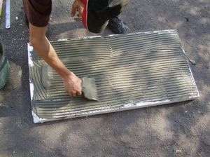 Як приклеїти пінопласт до стіни   способи і клейові суміші