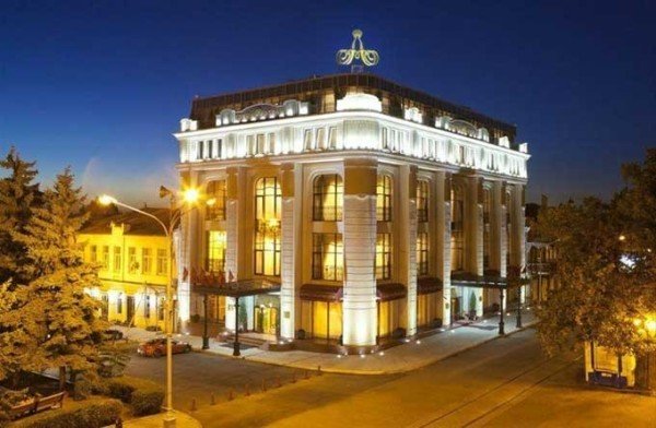 Архітектурне підсвічування фасадів будівель: цілі та засоби