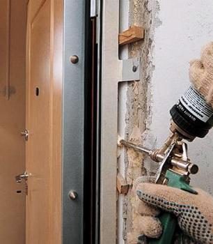 Утеплення металевих дверей: вибір утеплювача, варіанти теплоізоляції, роботи з коробкою