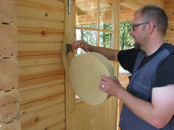 Виконуємо утеплення брусового будинку: монтаж утеплювача під сайдинг