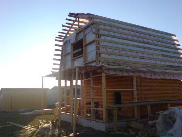 Утеплення даху в деревяному будинку: ізоляція скатної та плоскої системи