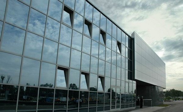 Вітражне засклення фасадів: опис основних переваг і використовуваних систем