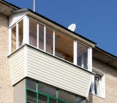 Скління балконів з дахом – якщо ваш балкон на останньому поверсі, то доведеться вирішувати два завдання одночасно