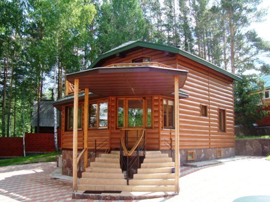 Красиві фасади приватних будинків, виконані з сучасних оздоблювальних матеріалів