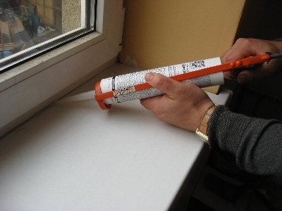 Як утеплити підвіконня. Вибір матеріалу для усунення щілини. Робота з піною і герметиком. Вирівнювання підстави отвору. Монтаж підвіконня. Обробка стику і стіни