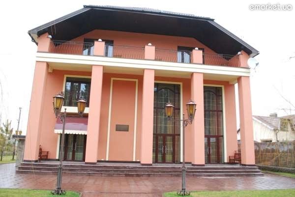 Як грамотно виконати підбір кольору покрівлі та фасаду будинку