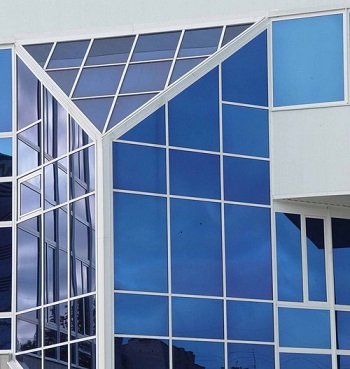 Вітражне засклення фасадів: опис основних переваг і використовуваних систем