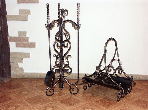 Підставка під камін і камінні топки, приладдя із скла і листового металу на фото