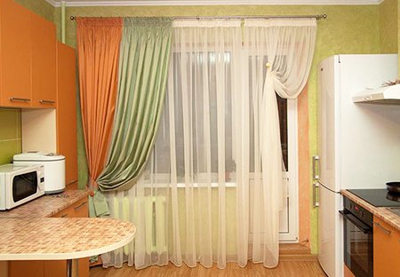 Штори для кухні з балконними дверима: варіанти дизайну