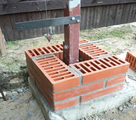 Встановлення стовпів для паркану своїми руками: порядок робіт