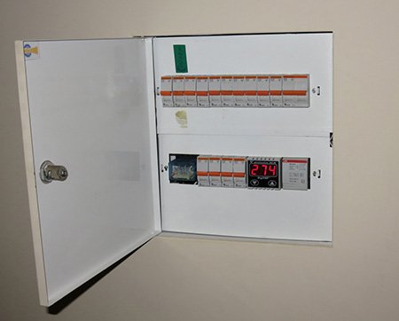 Реле напруги 220В для дому: вибір і підключення за схемою