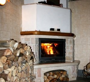 Правильний догляд за склом каміна: як почистити скло своїми руками