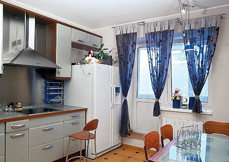 Штори для кухні з балконними дверима: варіанти дизайну