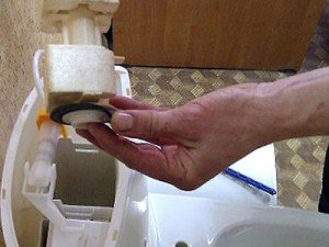 Ремонт зливного бачка унітазу своїми руками: схема і фото як полагодити
