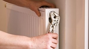 Як правильно встановити кран Маєвського своїми руками: етапи монтажу і відео урок