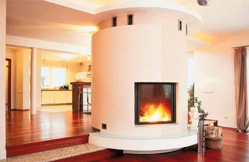 Камін посередині кімнати в деревяному будинку: фото