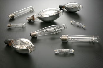 Види вуличного освітлення: світильники, ліхтарі, типи ламп і цоколів