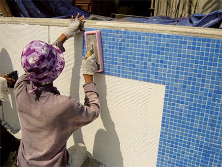 Басейн з бетону своїми руками: технологія будівництва