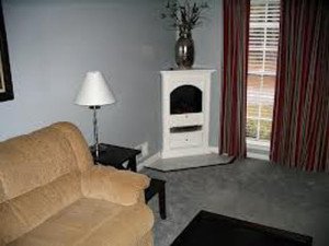 Білі кутові електрокаміни: фото в інтерєрі квартири і будинки