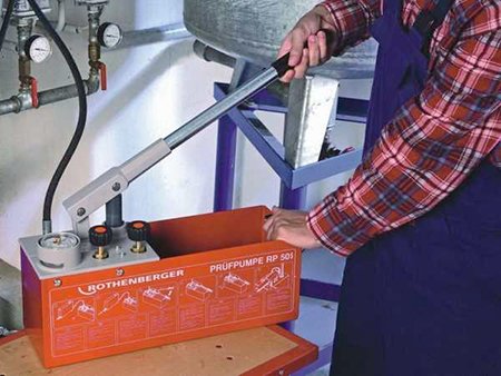 Насос для закачування теплоносія в систему опалення закритого типу