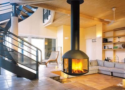 Монтаж підвісної каміна на стіні: фото в інтерєрі