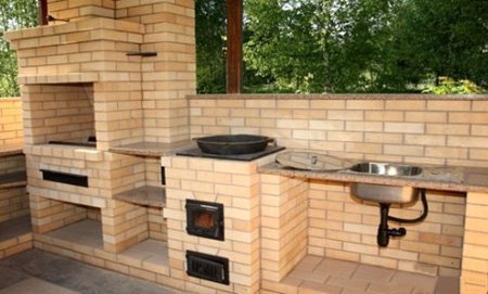 Мангал коптильня з цегли своїми руками