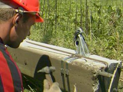 Монтаж проводів СІП на опорах, введення електроживлення в будинок