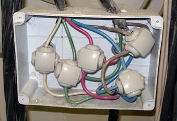 Правильне зєднання проводів в розподільній коробці