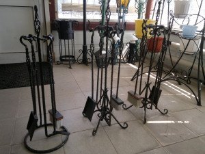 Як вибрати кований набір для каміну з дровницею