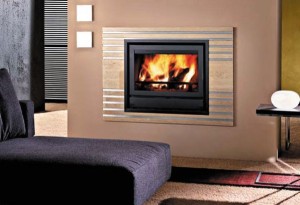 Критерії вибору та відгуки про касетні каміни: з теплообмінником, з водяним контуром, зі скляними дверцятами