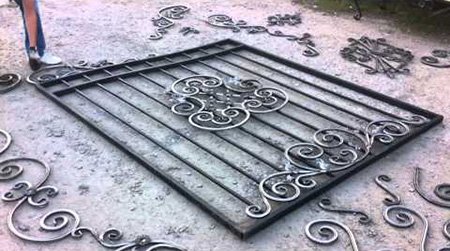 Ковані огорожі своїми руками: виготовлення та встановлення