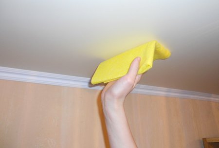 Як мити натяжні стелі в домашніх умовах без розлучень