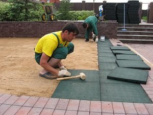 Тротуарна плитка з покришок своїми руками – робимо гумові садові доріжки, фото і відео