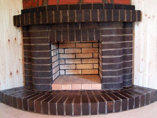 Розміщення каміна в будинку між вікнами: фото